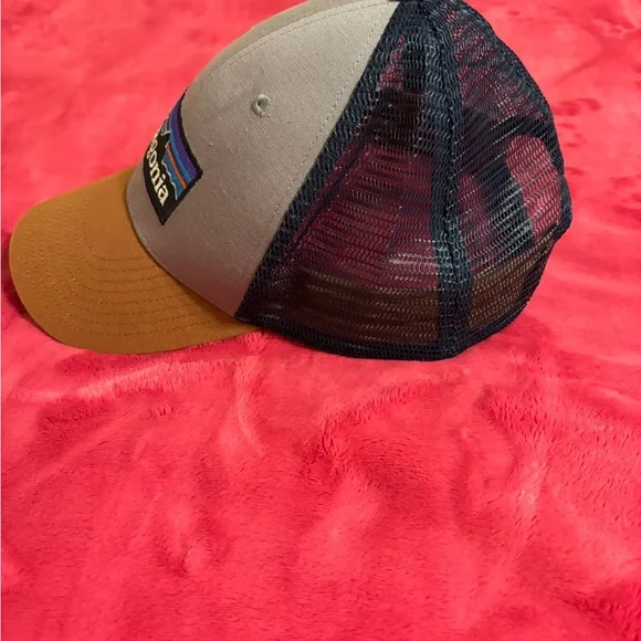 Patagonia P-6 Logo Trucker Hat Mesh Snapback Cap - Picture 2 of 5